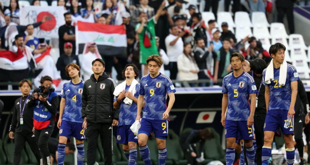 D조 일본이 이라크에게 2대1로 패하고 아쉬워하는 모습