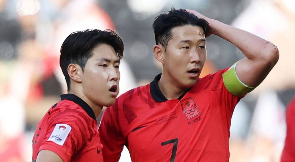 한국 축구, 요르단 잡고 16강 진출 - 대한민국과 바레인 경기에서 프리킥을 준비하고 있는 모습