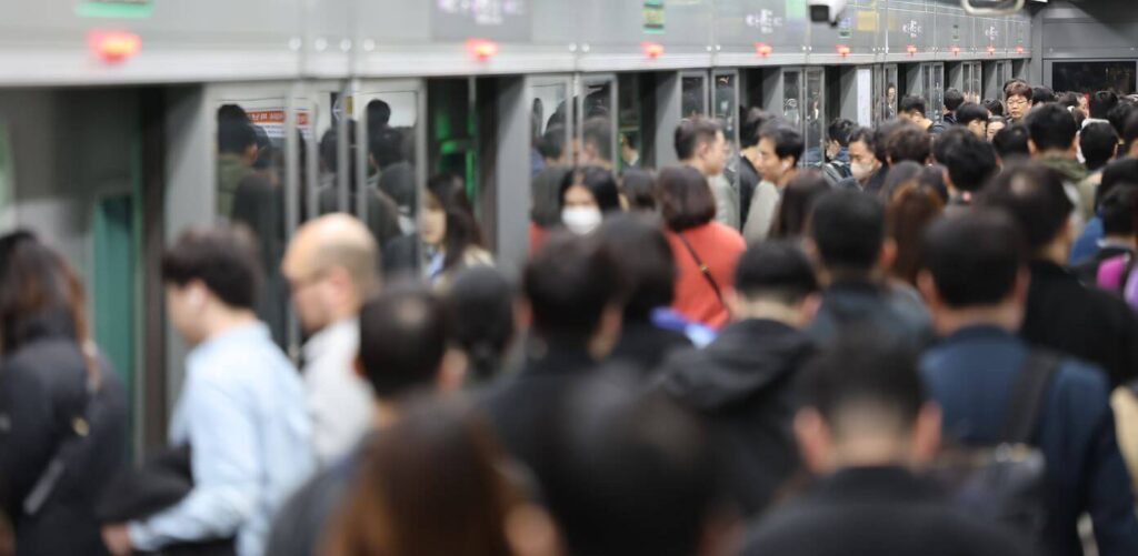 서울 시내버스 파업 종료. 요금 올리는 거 아냐 - 출근에 몰리는 서울시민들