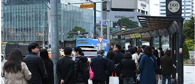 서울 시내버스 파업 종료. 요금 올리는 거 아냐 - 택시를 기다리는 서울시민들