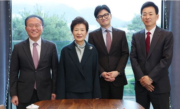 한동훈, 박근혜 전 대통령 찾아간 이유 - 기념 촬영을 하는 모습