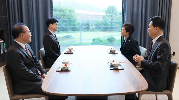 한동훈, 박근혜 전 대통령 찾아간 이유 - 왼쪽부터 윤재옥, 한동훈, 박근혜, 유영하