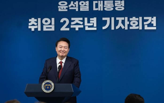 윤석열 대통령 취임 2주년 국민보고 생중계 다시보기 - 모두발언이후 기자회견을 하고 있다.
